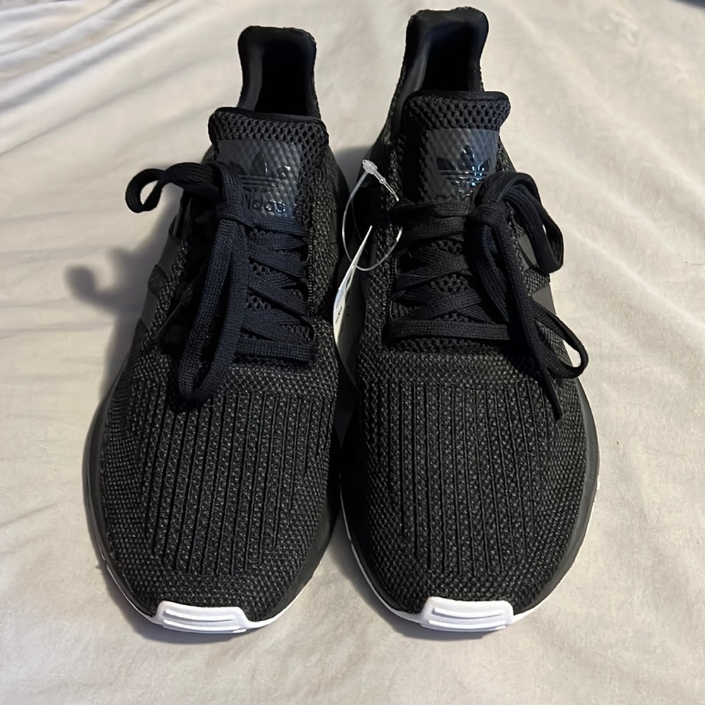 Never been worn women’s Swift Run W Adidas sneakers